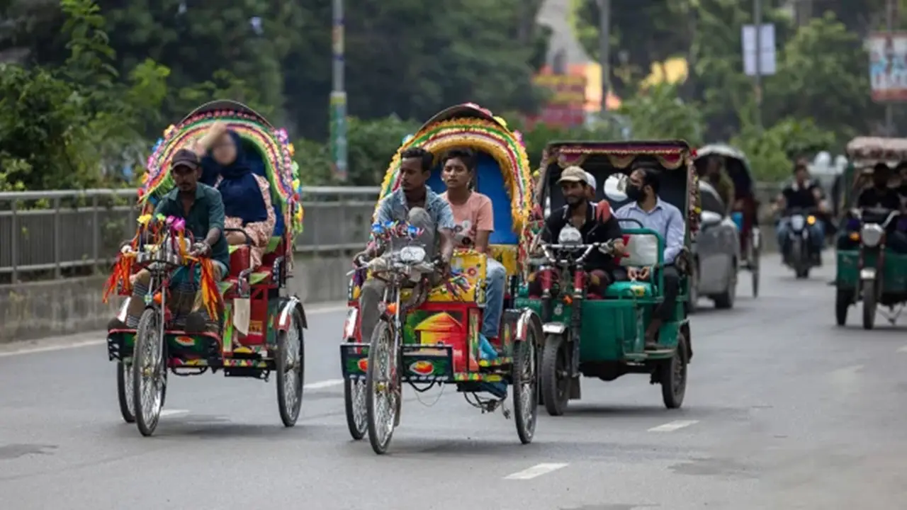 প্যাডেল রিকশা বন্ধ, ব্যাটারিচালিত রিকশায় নীতিমালা ও প্রাইভেটকার নিয়ন্ত্রণের দাবি