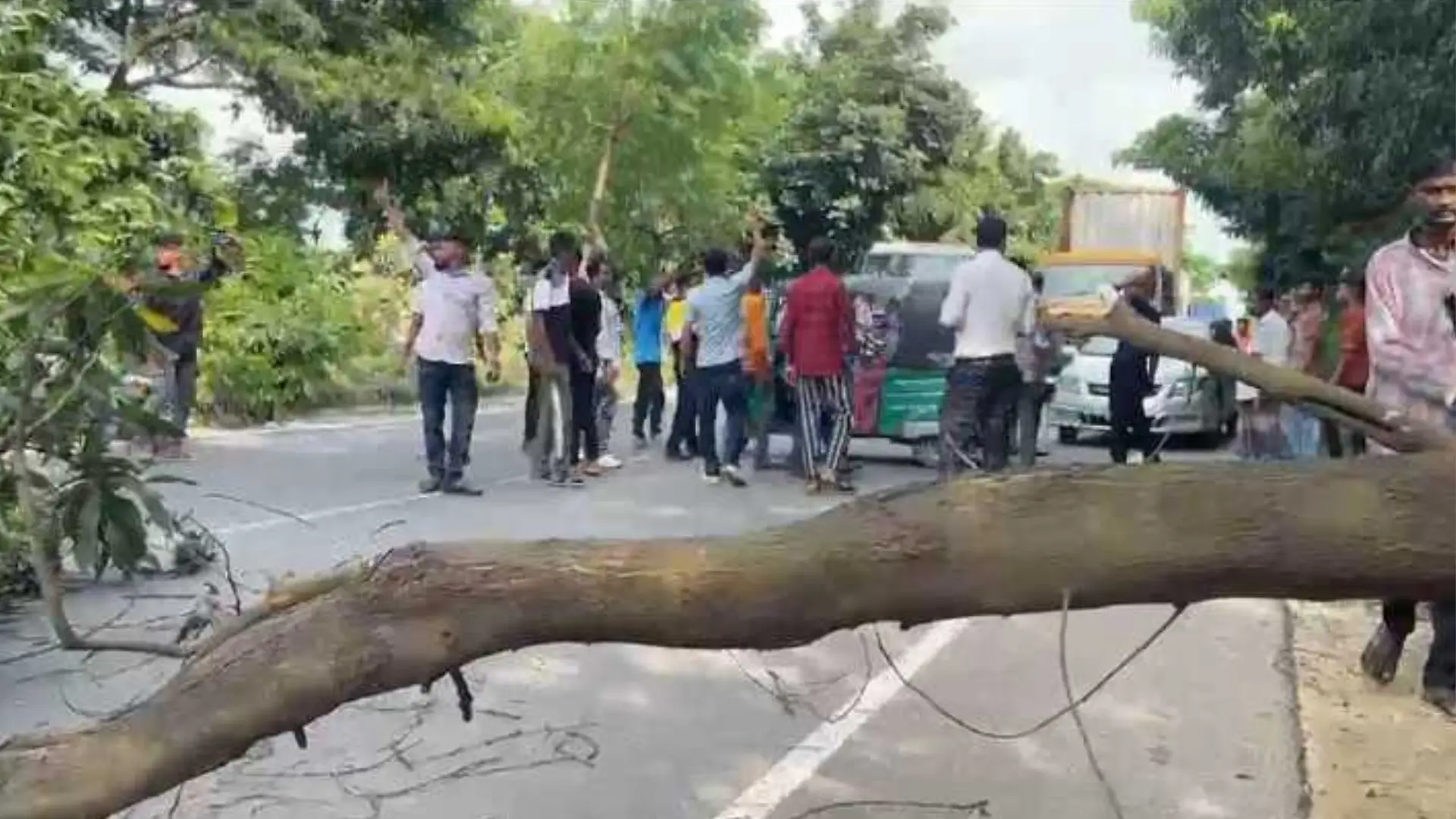 আসলাম চৌধুরীর প্রার্থিতা বাতিলের প্রতিবাদে সীতাকুণ্ডে মহাসড়ক অবরোধ
