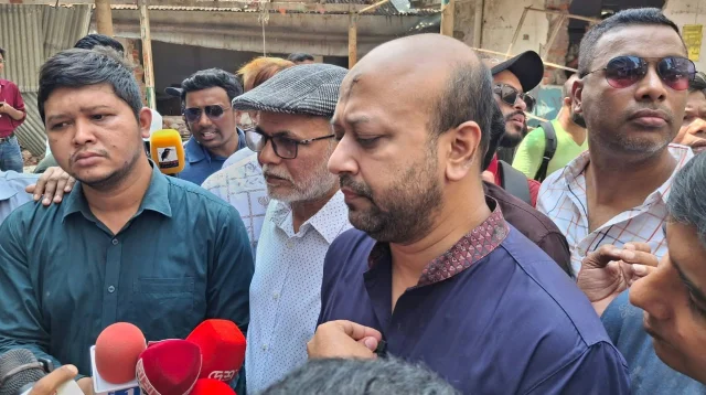 পুলিশের গাড়ির সামনে রাড্ডার সরঞ্জাম লুটের অভিযোগ ফুয়াদের