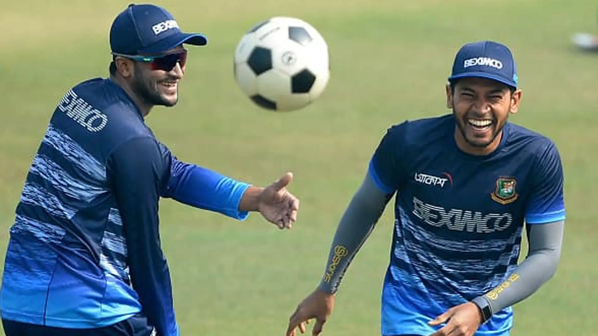 মুশফিকের নতুন কীর্তি, ছাড়িয়ে গেলেন সাকিবকে