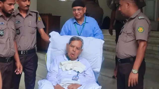 স্ত্রী দীপু মনিকে দেখতে হুইলচেয়ারে ট্রাইব্যুনালে তৌফিক নেওয়াজ