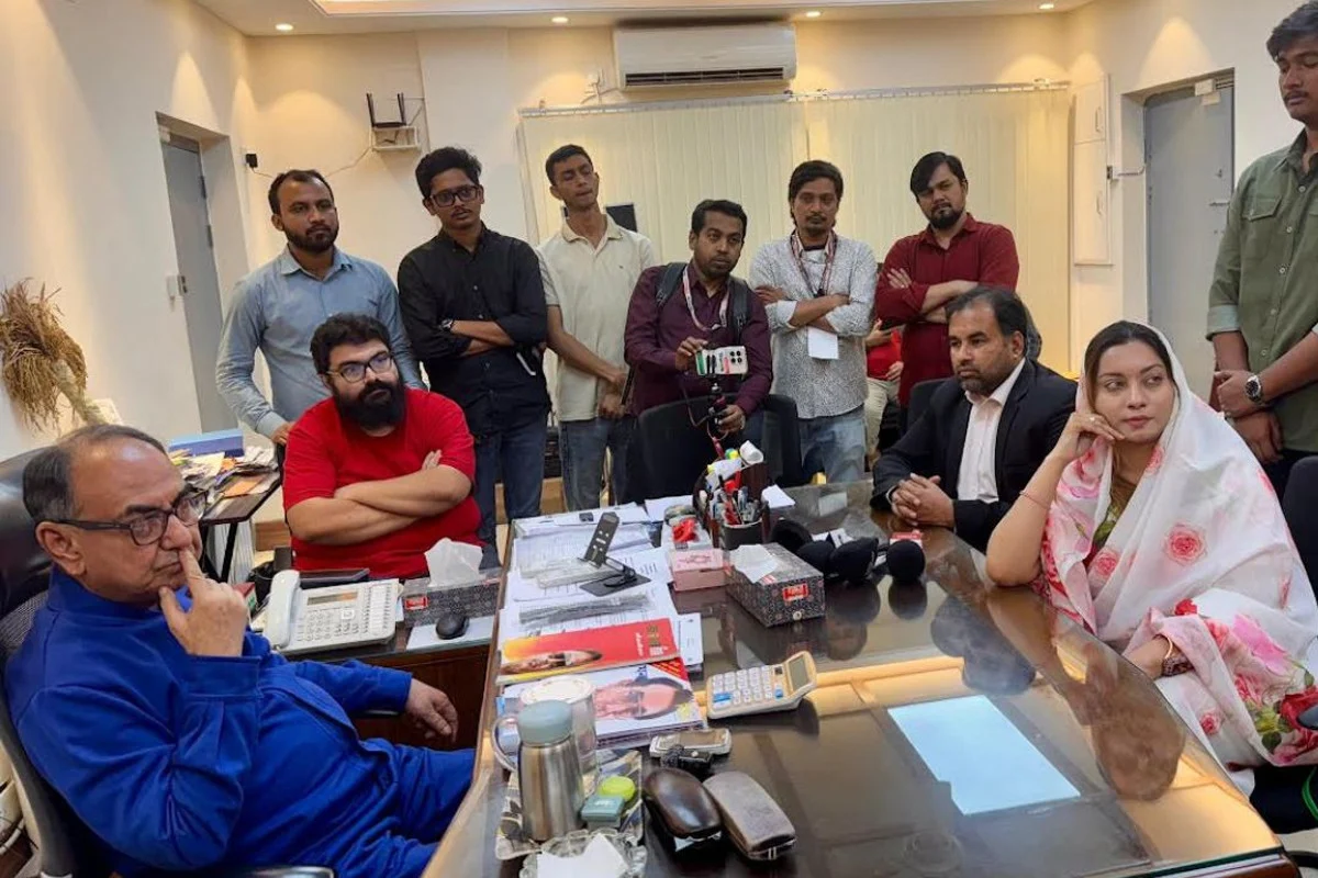 মির্জা আব্বাসের চায়ের দাওয়াতে তাঁর বাসভবনে মেঘনা আলম