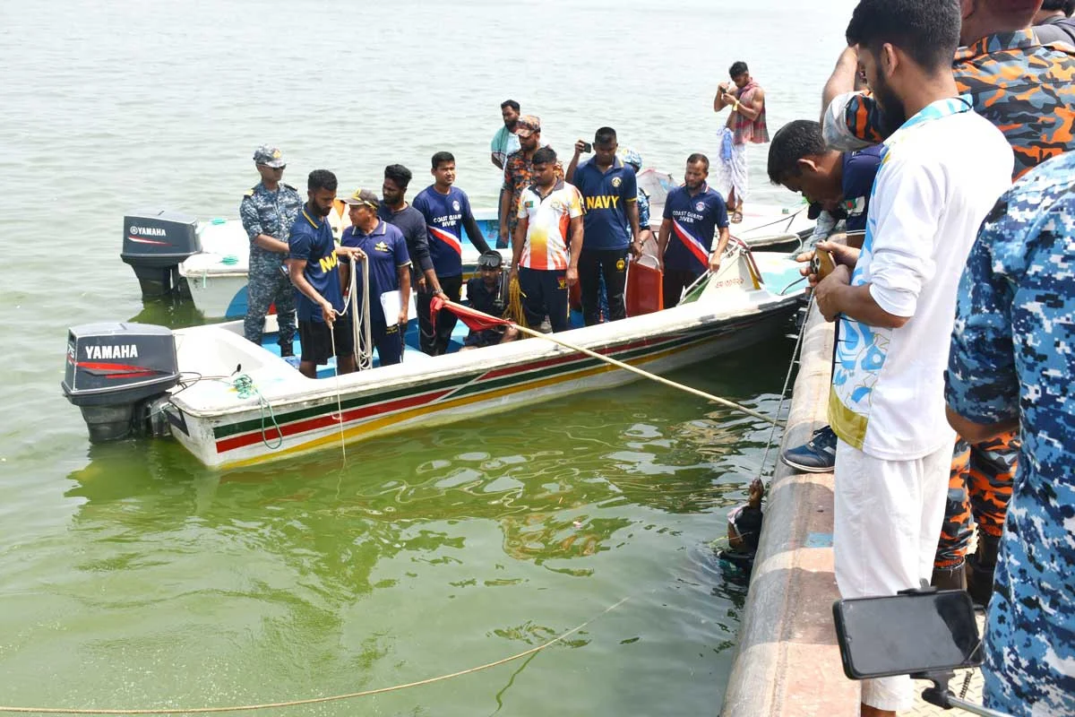 দৌলতদিয়ায় ফের বাস পদ্মায় পড়ে যাওয়ার ঘটনা