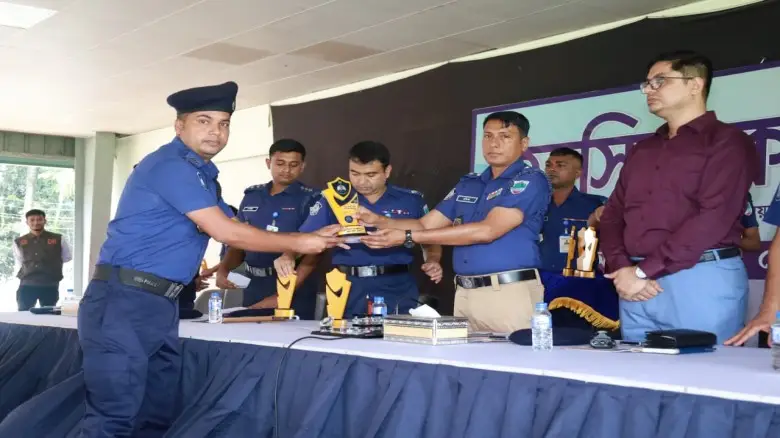 যশোরে ভৈরব নদীতে নেমে অভিযুক্ত আটক, পুরস্কৃত পুলিশ কনস্টেবল