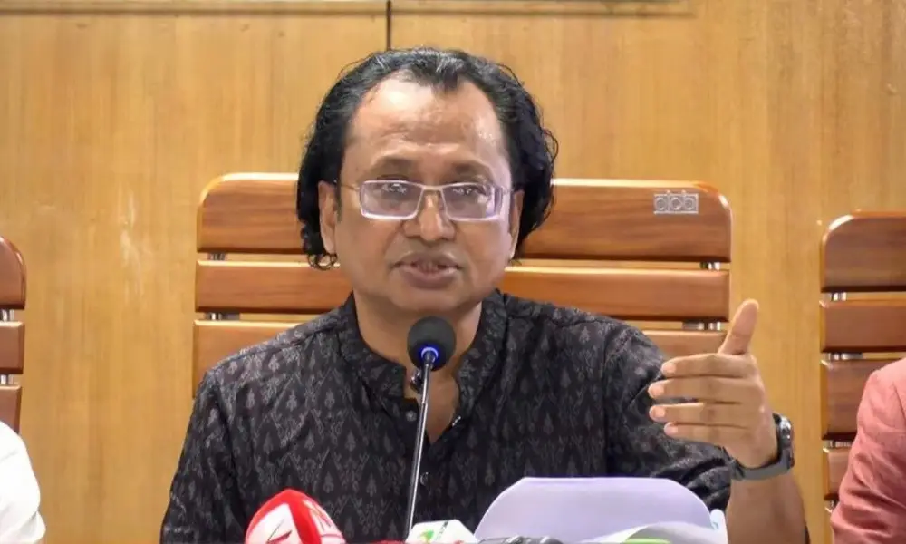 দু-একটি ককটেল ফুটিয়ে সরকারকে কিছু করা যাবে না: তথ্য উপদেষ্টা