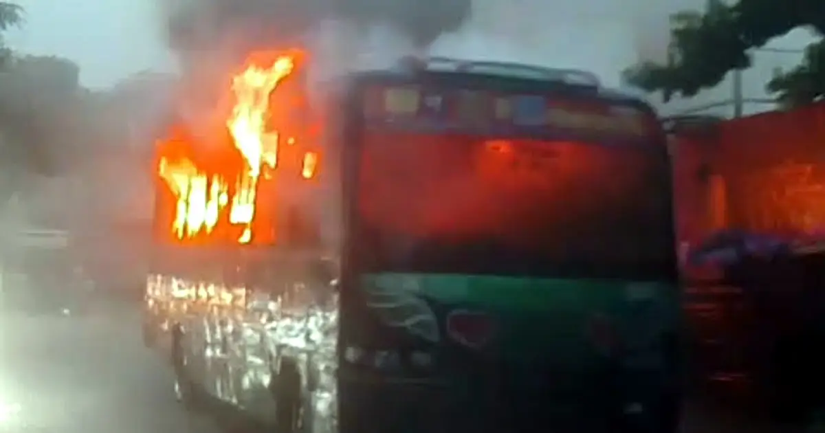 মিরপুরে পার্ক করা পরিস্থান পরিবহনের বাসে আগুন