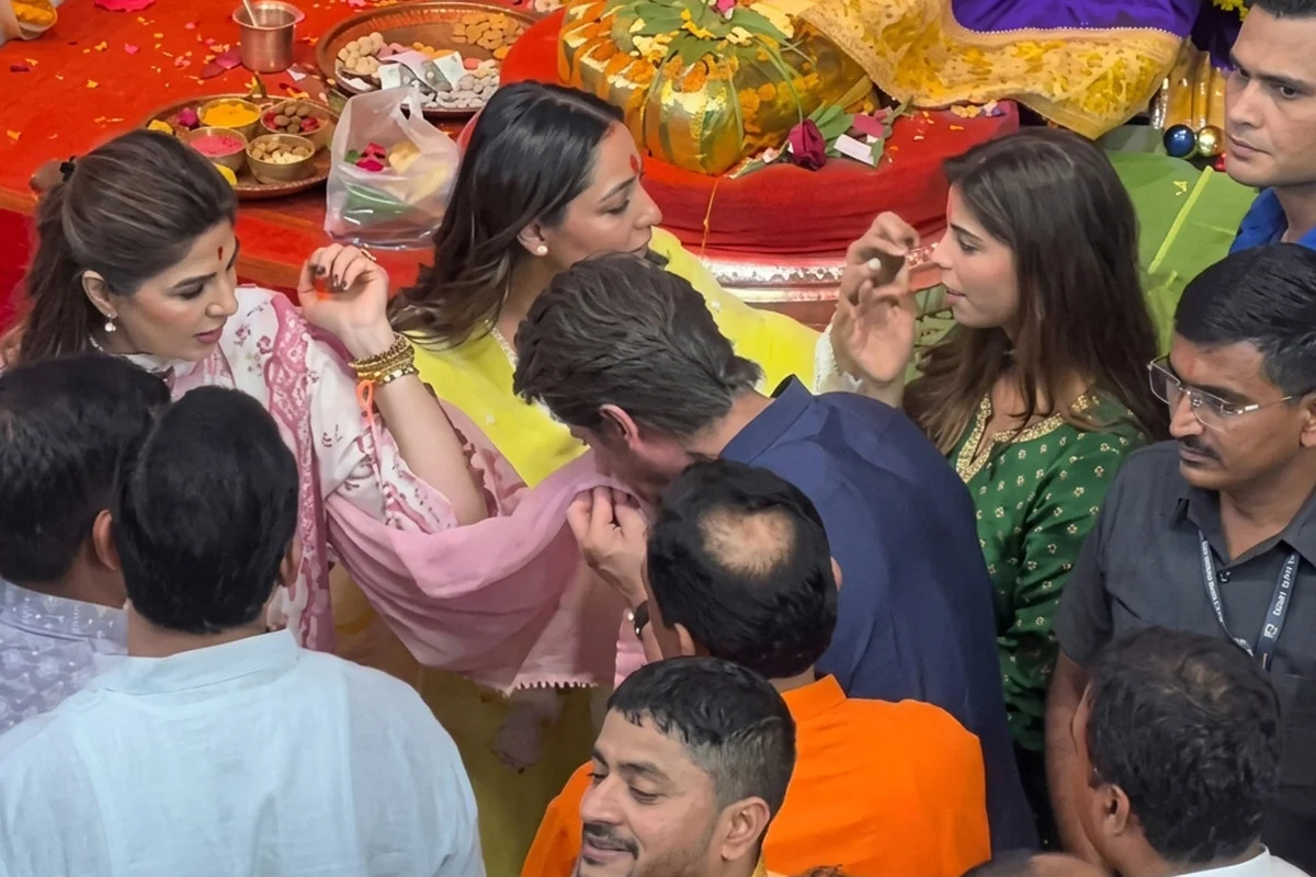 গণেশ উৎসবে স্ত্রী পাশে থাকলেও সহকারীর ওড়নায় মুখ মুছলেন শাহরুখ খান,ভিডিও ভাইরাল