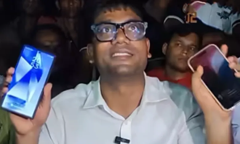 ‘এখন আমার দুই ফোনেই চার্জ আছে, বিদ্যুতের ঘাটতি কমেছে’ : যুবদল নেতা নয়ন