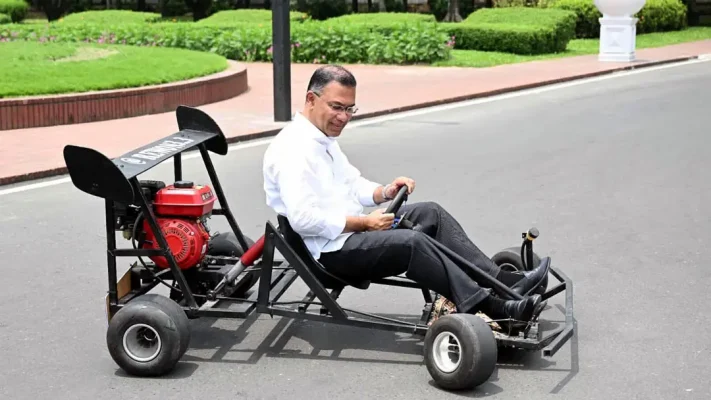 তরুণ উদ্ভাবকের পাশে প্রধানমন্ত্রী, নিজেই চালালেন দেশীয় গো-কার্ট