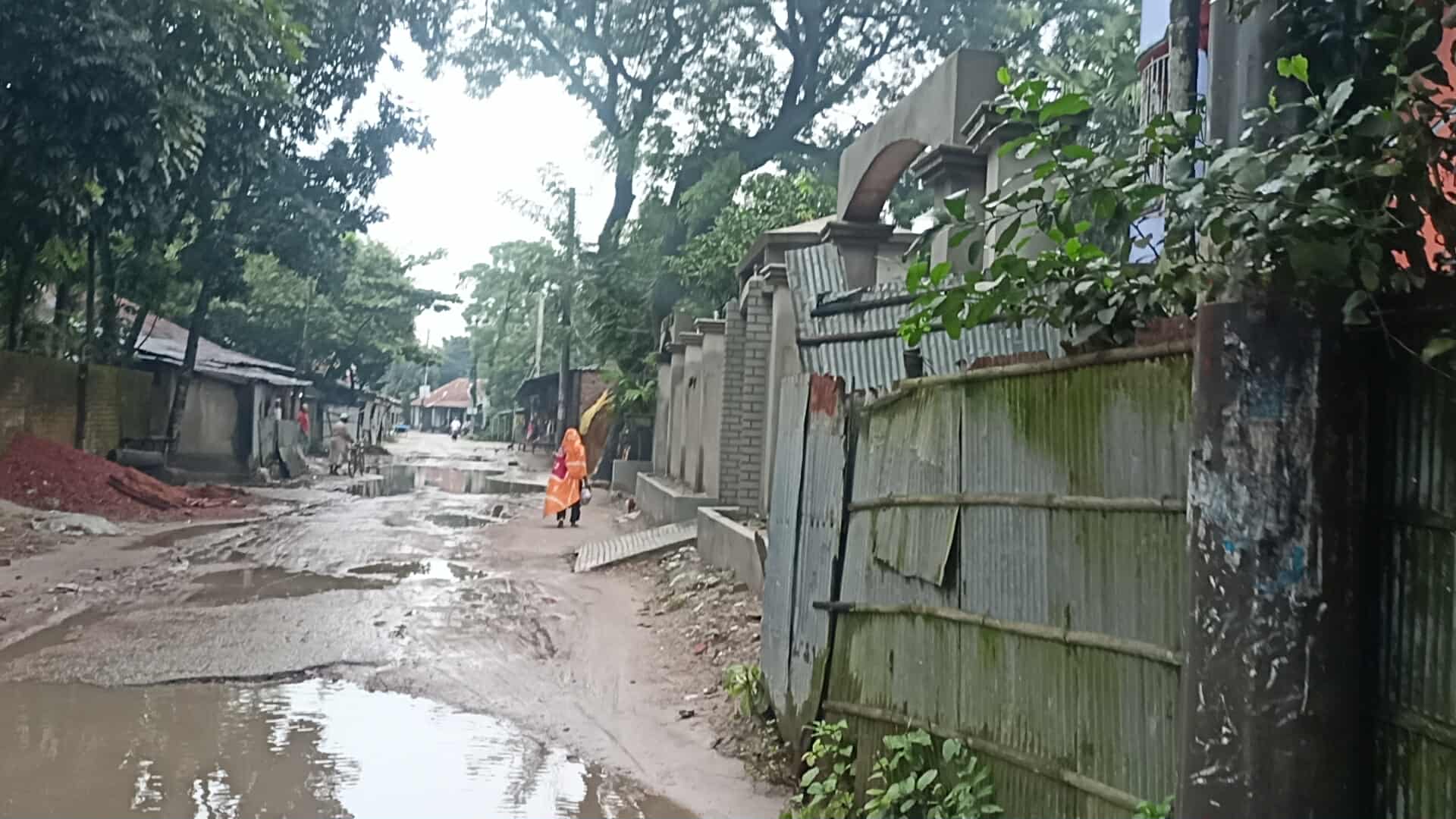 ডোমারের বসুনিয়াহাট রোডে নাজুক পরিস্থিতি- ভোগান্তির শেষ নেই সাধারণ মানুষের
