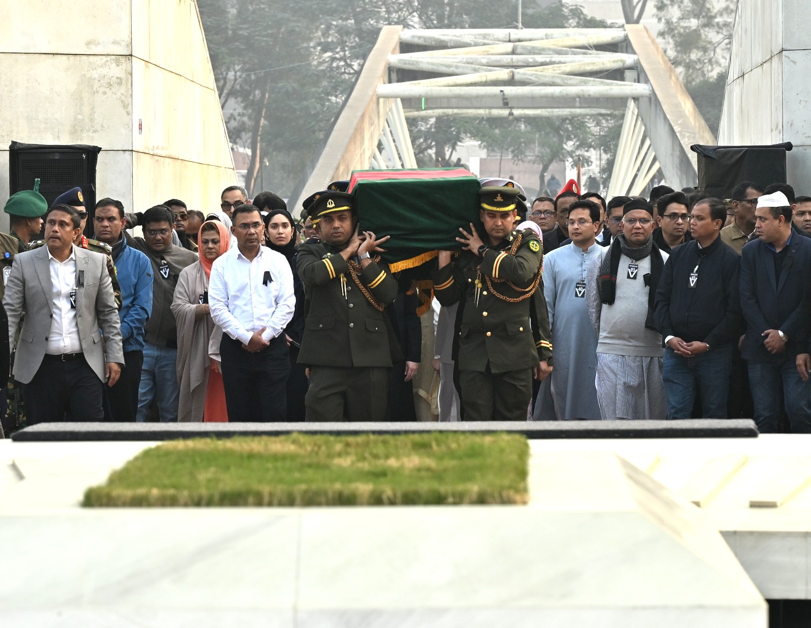 অশ্রুসিক্ত রাজধানী, রাষ্ট্রীয় মর্যাদায় দাফন হলো খালেদা জিয়ার