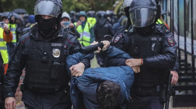 ভুয়া ক্ষেপণাস্ত্র হামলার ভিডিও ছড়ানোয় আমিরাতে বাংলাদেশিসহ ১০ জন গ্রেপ্তার