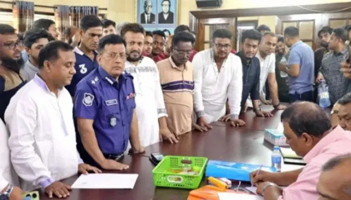 আওয়ামী লীগের মনোনয়নপত্র জমা অনুষ্ঠানে ইউনিফর্ম পরে অংশগ্রহণে অতিরিক্ত ডিআইজির অবসর
