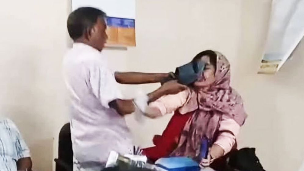 বিএনপি নেতার হাতে জুতাপেটার ঘটনায় কলেজ শিক্ষককে সাময়িক বরখাস্তের নির্দেশ