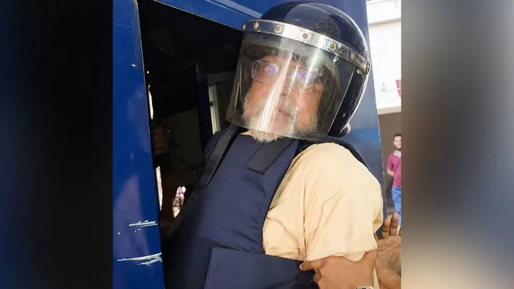 আদালত প্রাঙ্গণে ইনকিলাব জিন্দাবাদ স্লোগান আখতারুজ্জামানের