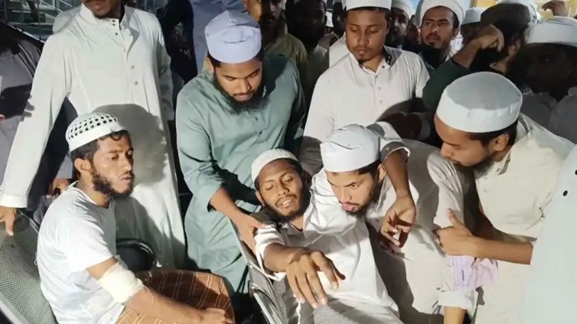 ব্রাহ্মণবাড়িয়ায় গান বাজানো নিয়ে পুলিশ-মাদরাসা শিক্ষার্থীদের সংঘর্ষ, আহত ৩০