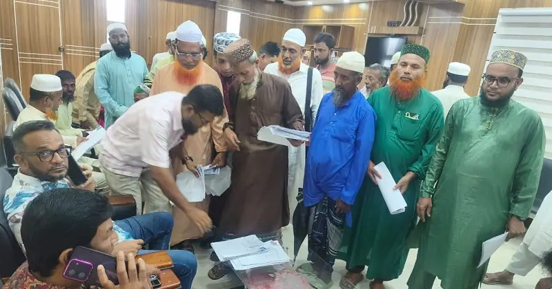 এমপির সম্মানীর টাকা থেকে অসুস্থ ৪ ইমাম-মুয়াজ্জিনকে সহায়তা