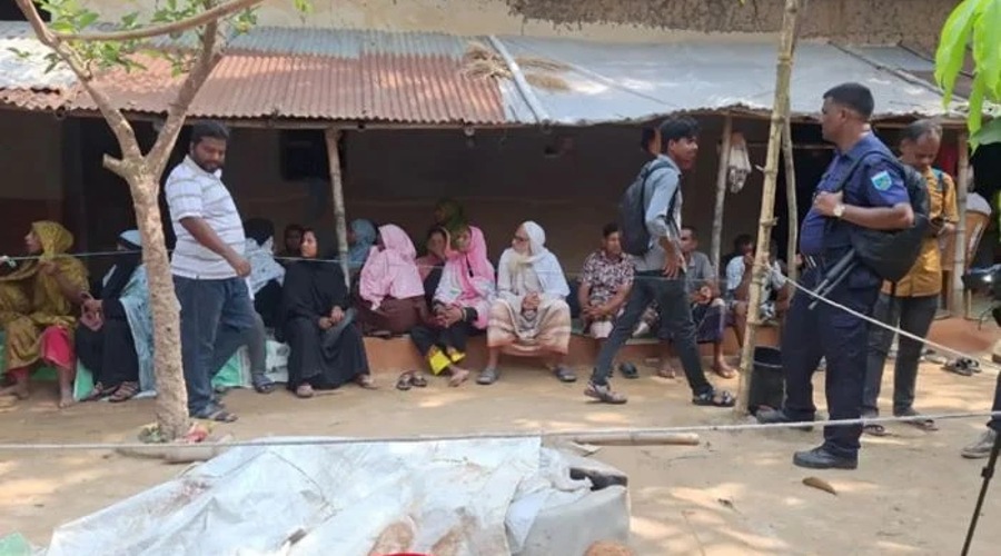 নওগাঁর নিয়ামতপুরে একই পরিবারের চারজনকে গলা কেটে হত্যা