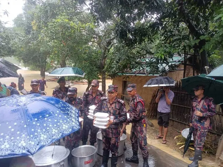 বান্দরবানে বন্যাদুর্গত ১২২ পরিবারকে উদ্ধার করে আশ্রয় দিল বিজিবি