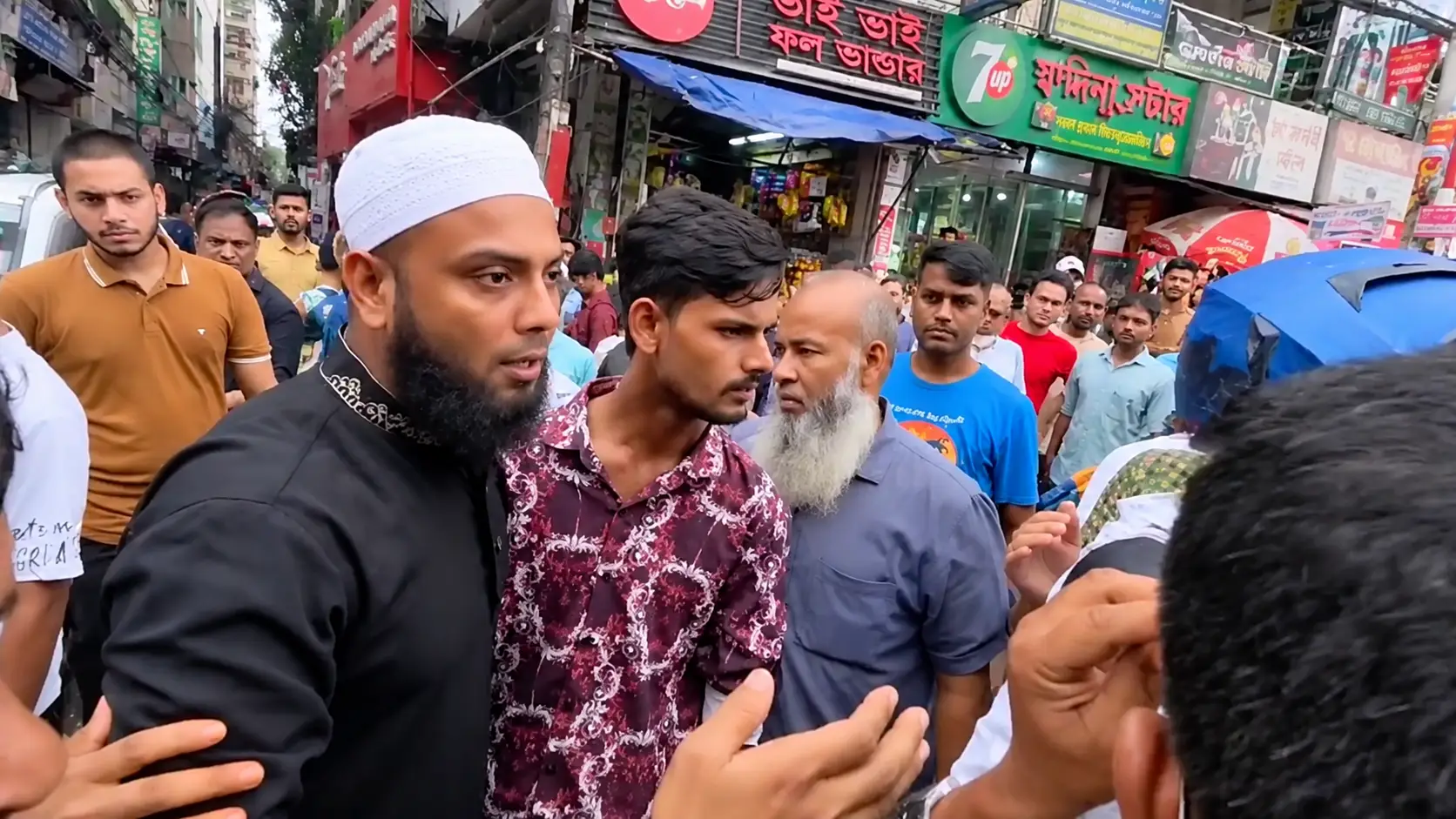 বসুন্ধরায় ছাত্রলীগ কর্মীকে ছাড়িয়ে নেওয়া ‘পথচারী’র পরিচয় নিয়ে প্রশ্ন