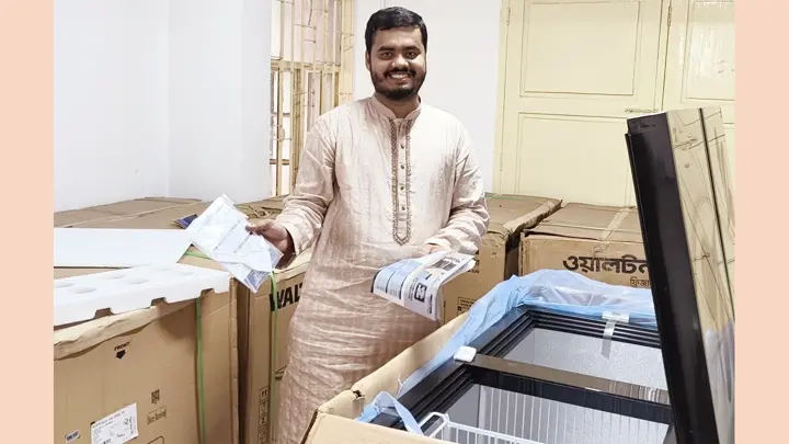 আপ্যায়নের বাজেটে শিক্ষার্থীদের জন্য ১১টি ডিপ ফ্রিজ দিলেন চাকসু ভিপি