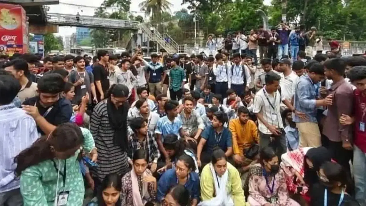 ‘তুমি কে, আমি কে, ফার্মের মুরগি’ স্লোগানে উত্তাল বগুড়া শিক্ষামন্ত্রীর পদত্যাগের দাবিতে বিক্ষোভ