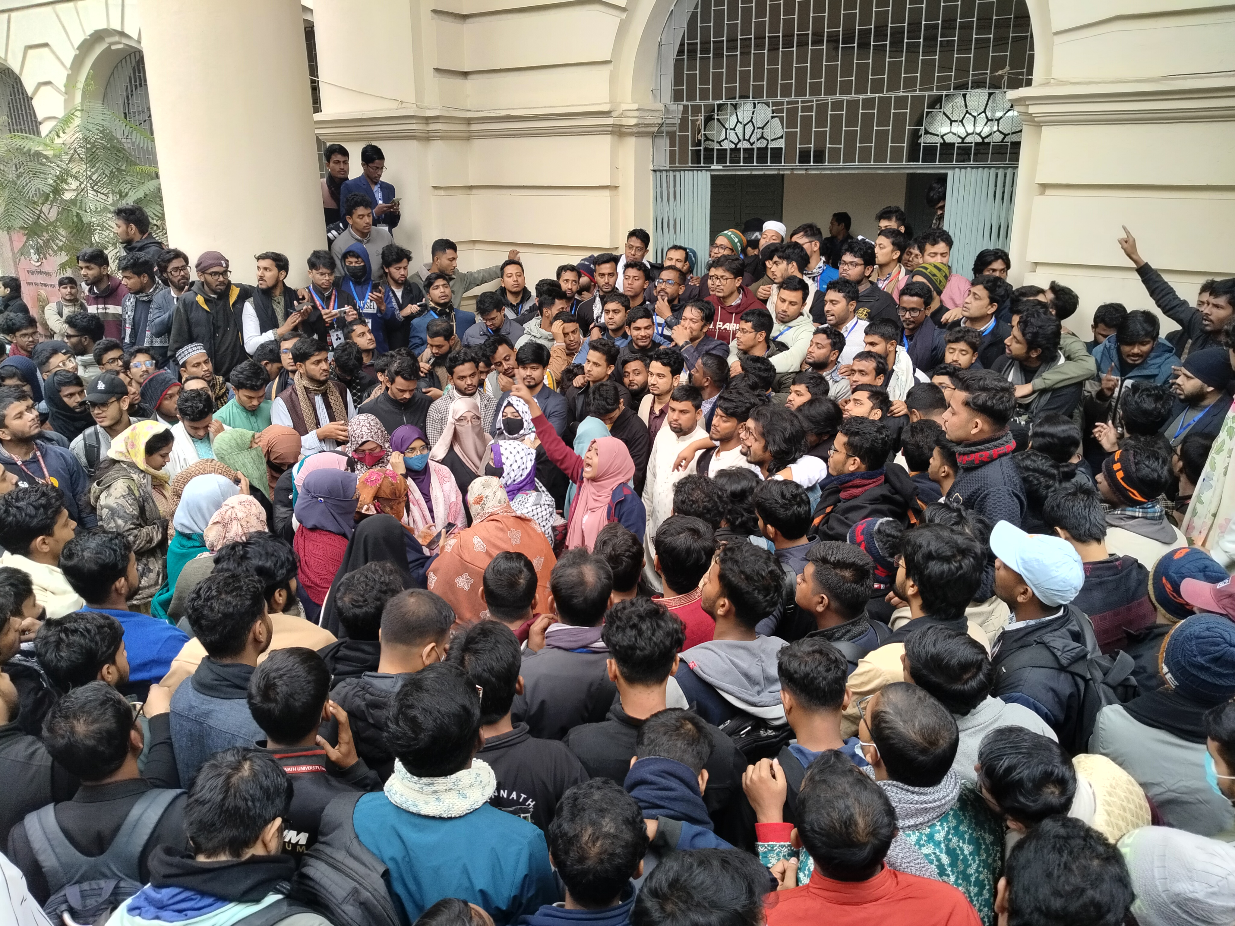 জকসু নির্বাচন স্থগিতের প্রতিবাদে জগন্নাথ বিশ্ববিদ্যালয়ে বিক্ষোভ, ভিসি অবরুদ্ধ