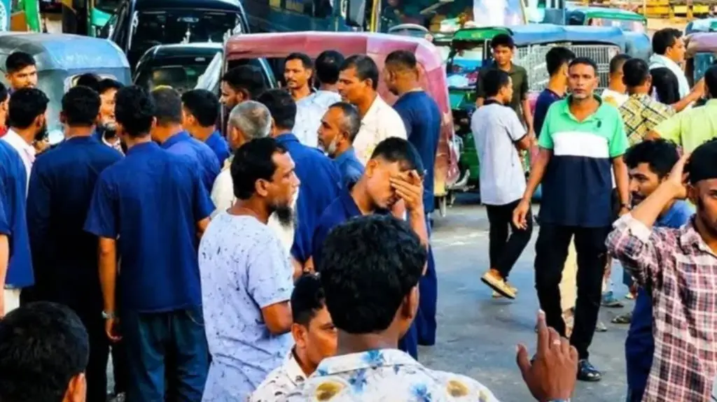 গ্যাস না পেয়ে চট্টগ্রামে সিএনজি চালকদের সড়ক অবরোধ
