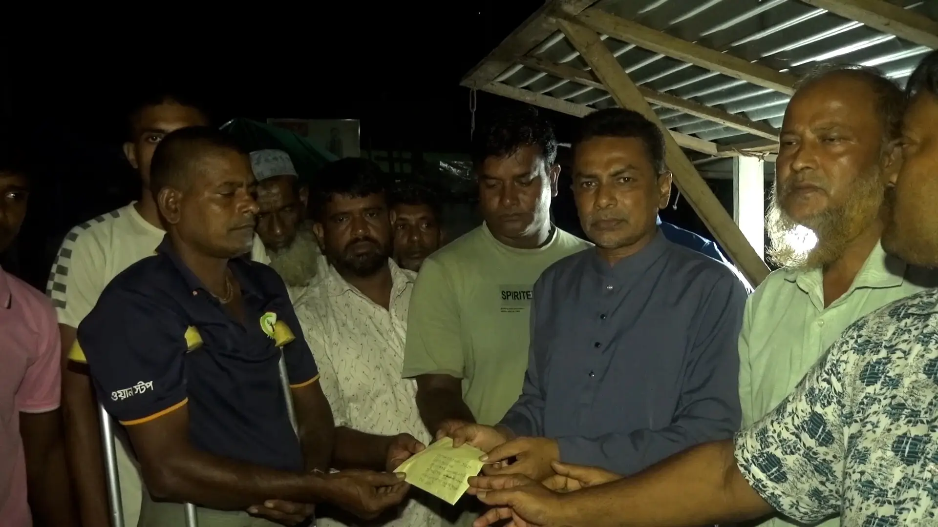 দুর্ঘটনায় আহত নির্মাণ শ্রমিক রতন দাসকে আর্থিক সহায়তা