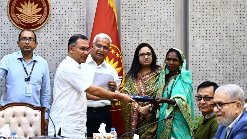 বৃষ্টিতে চা শ্রমিকদের দুর্ভোগ কমাতে রেইনকোট দিচ্ছে সরকার