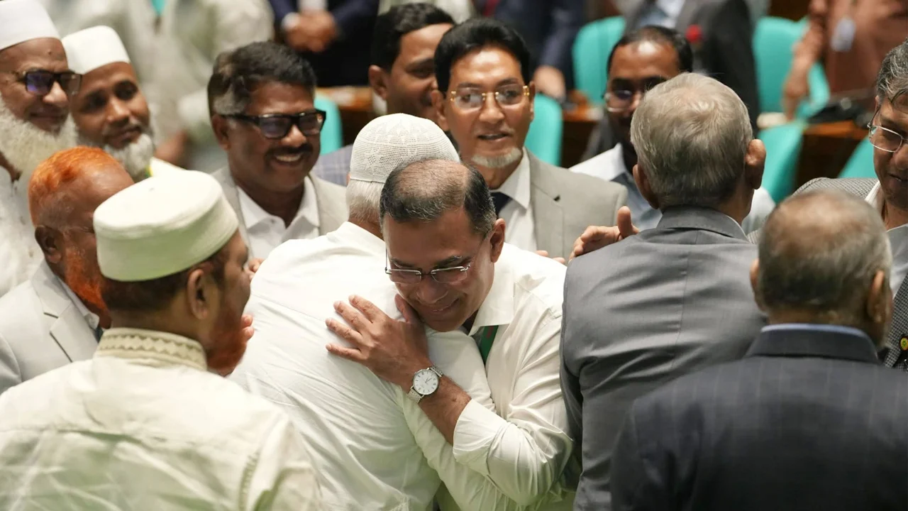 রাষ্ট্রপতি নির্বাচনের পর তারেক রহমান-শফিকুর রহমানের কোলাকুলি, রাজনীতিতে সৌহার্দ্যের বার্তা