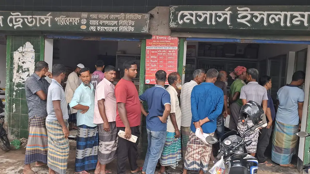 ঝিনাইদহে সার সংকটে বিপাকে আমন চাষিরা, ডিলারদের দ্বারে দ্বারে ঘুরেও মিলছে না সার