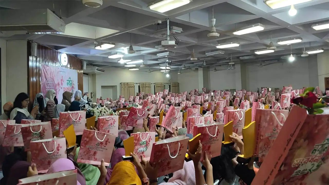 রাবিতে নবীন নারী শিক্ষার্থীদের ফুল ও উপহার দিয়ে বরণ ছাত্রীসংস্থার