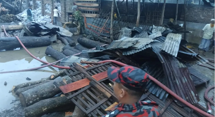বিদ্যুৎস্পৃষ্ট হয়ে রংপুরে তুলা কারখানায় ভয়াবহ অগ্নিকাণ্ড