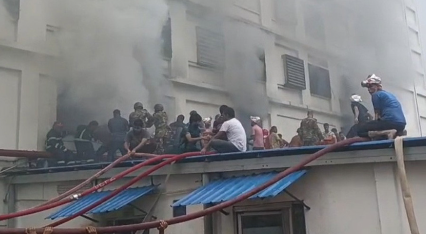 আশুলিয়ার পোশাক কারখানায় আগুন, নিয়ন্ত্রণে ৯ ইউনিট