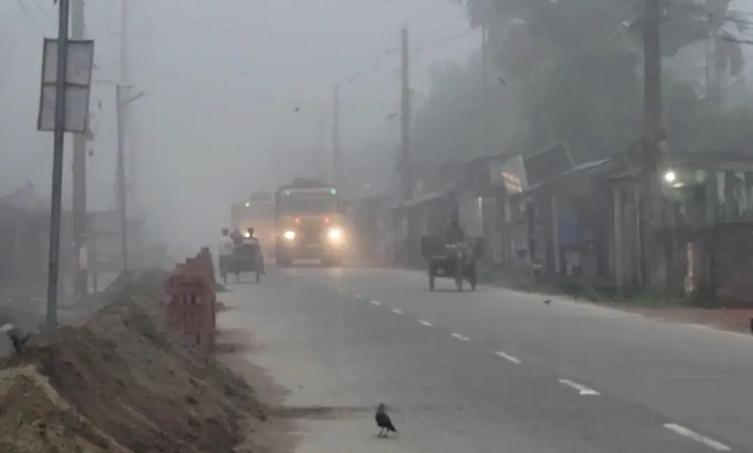 ভোরে কুয়াশার চাদরে ঢাকা নীলফামারী বাড়ছে শীতের আমেজ