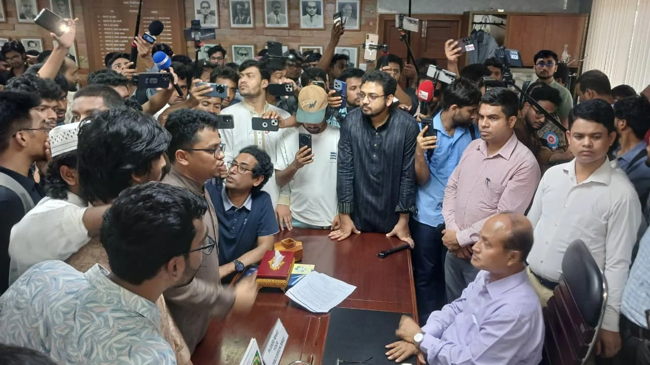 ছাত্রদলের ‘আদু ভাইদের’ সিট দিয়ে তোপে প্রশাসন