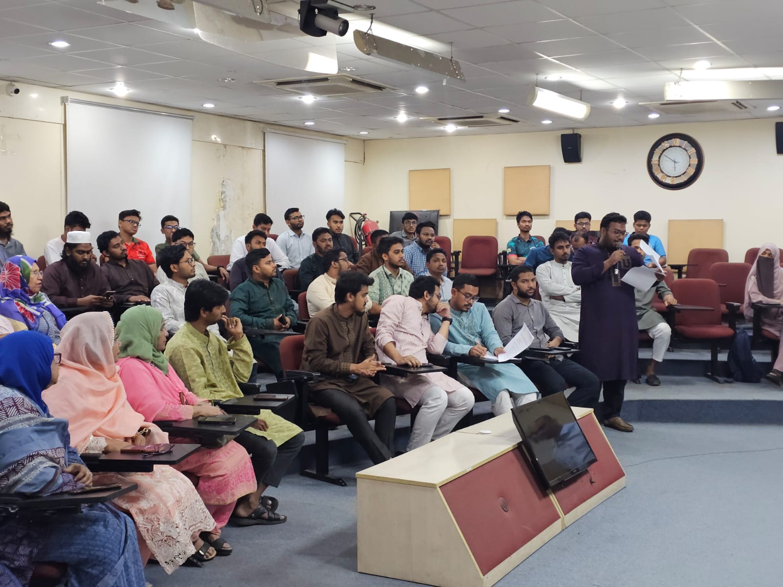 ডাকসুর উদ্যোগে হামলার অভিযুক্তদের তালিকা ভিসির কাছে হস্তান্তর