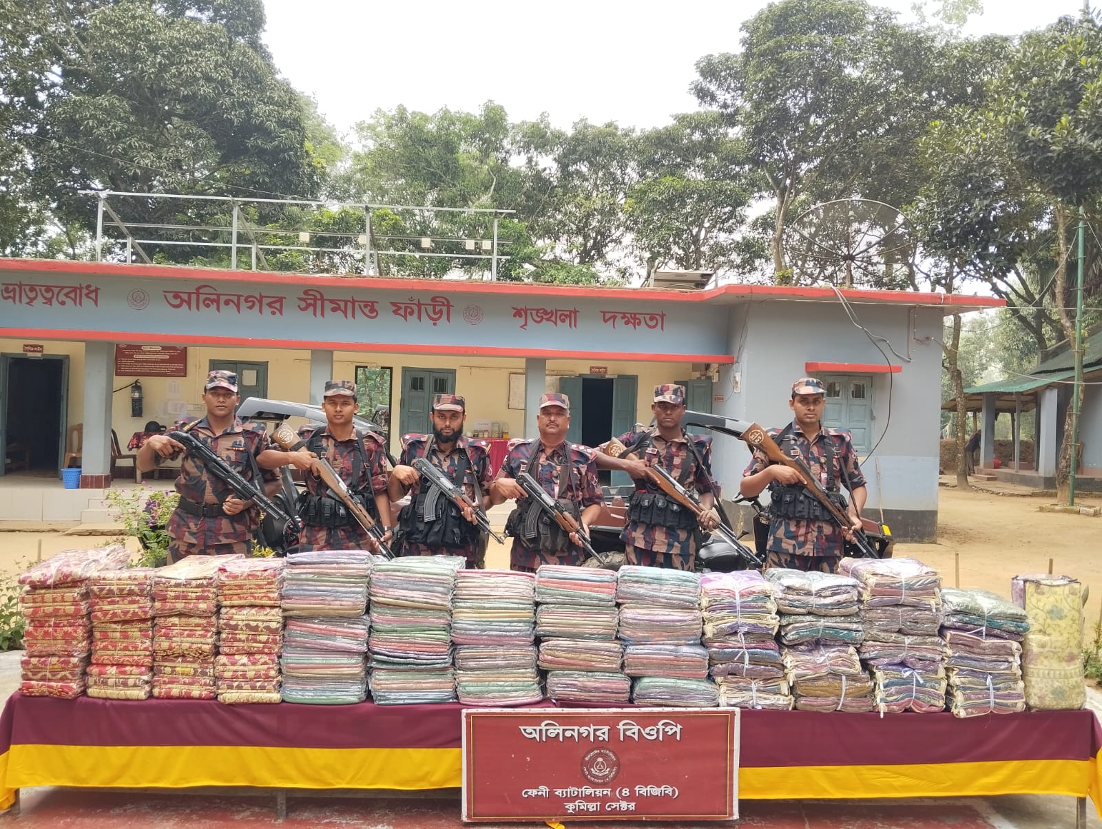 চট্টগ্রামের জোরারগঞ্জ সীমান্তে বিজিবির অভিযানে প্রায় ৬৩ লক্ষ টাকার ভারতীয় শাড়ী জব্দ