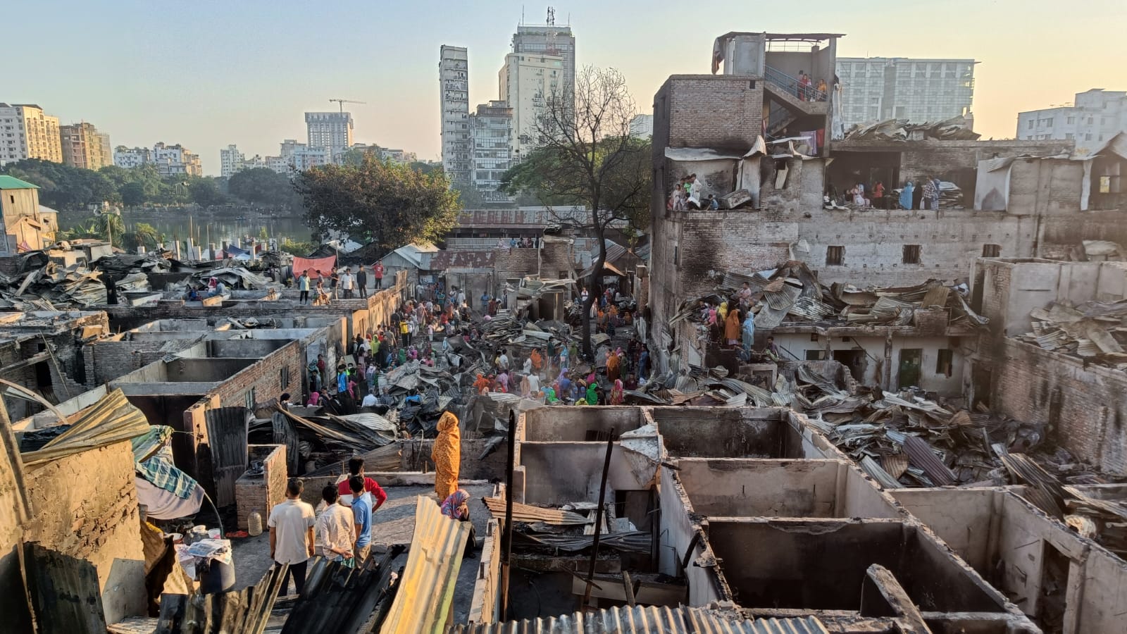 মহাখালী কড়াইল বস্তিতে আগুন তদন্তে ফায়ার সার্ভিসের পাঁচ সদস্যের কমিটি গঠন