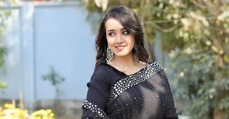 নিজেকে গড়ছেন ধীরে ধীরে: অভিনয়ে স্বতন্ত্র অবস্থান তৈরি করছেন আইশা খান