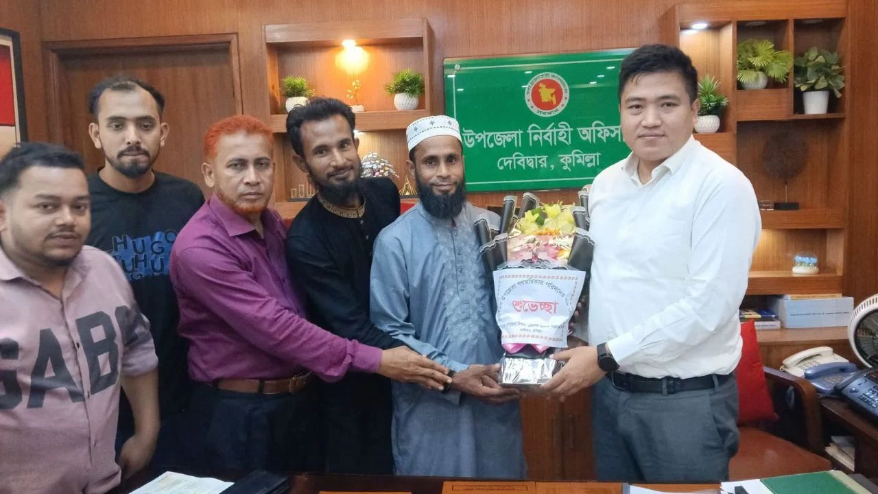 ফুলের শুভেচ্ছায় ব্যস্ত দেবিদ্বারের ইউএনও, দাপ্তরিক কাজে বিঘ্ন নিয়ে বিতর্ক