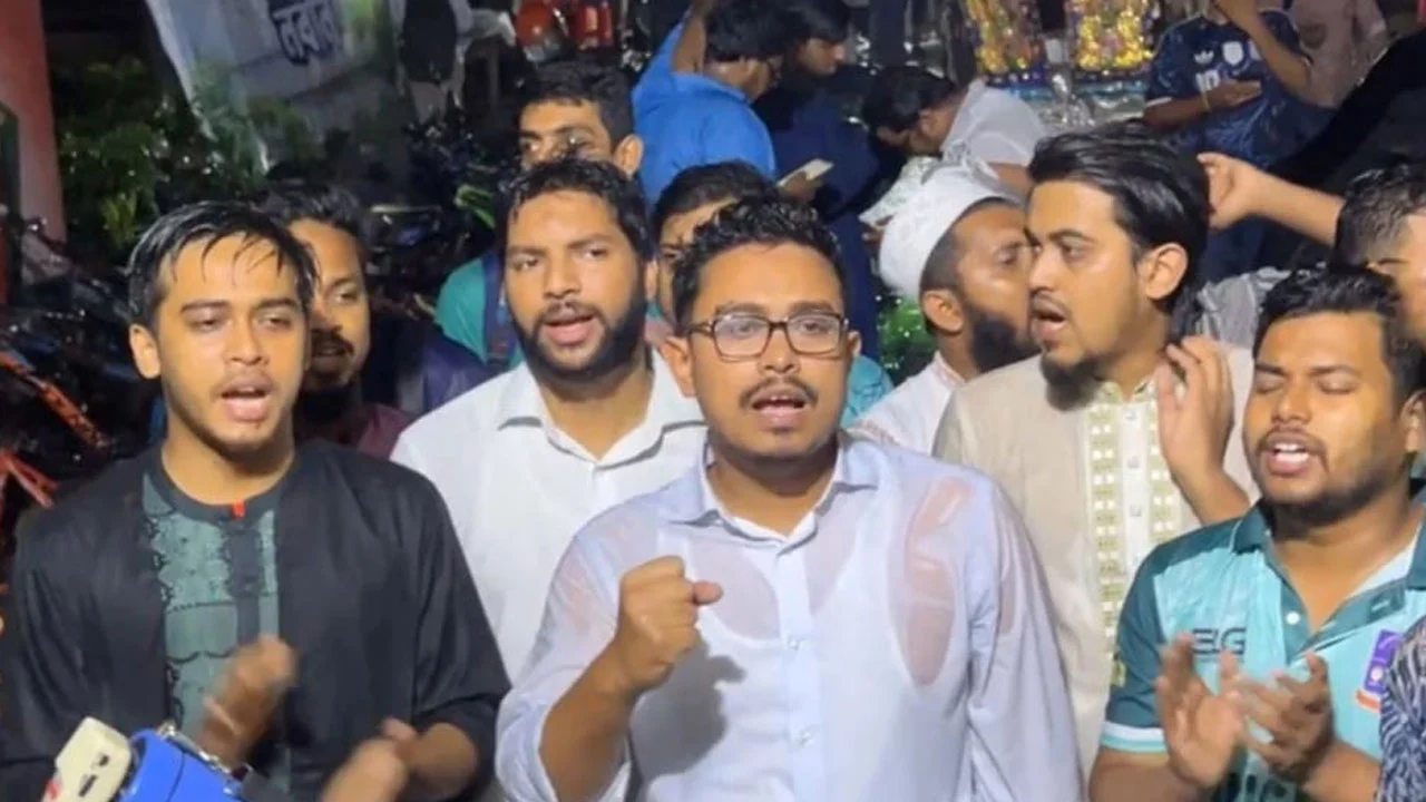 শিক্ষক নিয়োগে কমিটি বাতিলের দাবিতে ডাকসুর বিক্ষোভ