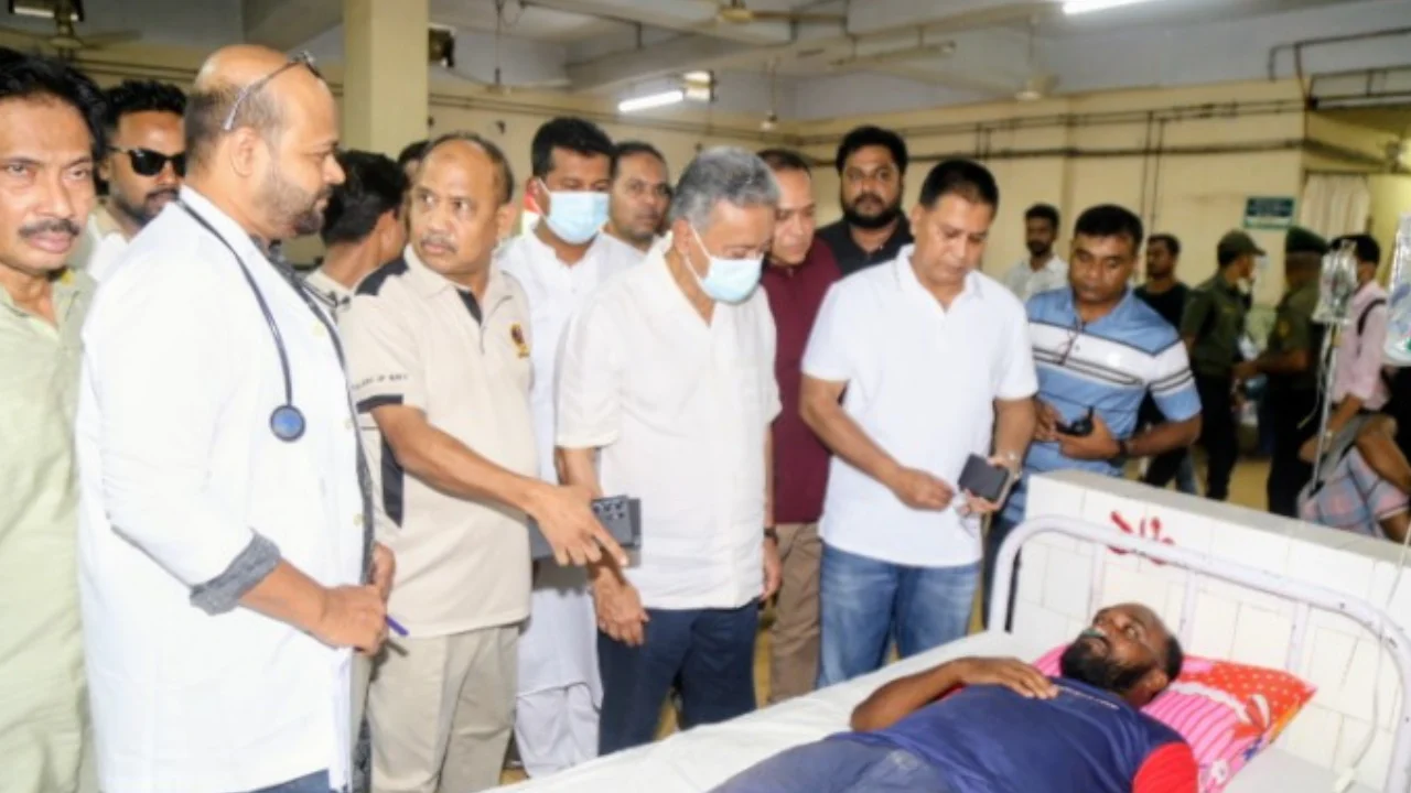 সীতাকুণ্ডে বিষাক্ত গ্যাসে আহত শ্রমিকদের দেখতে চমেক হাসপাতালে অর্থমন্ত্রী আমির খসরু
