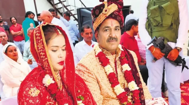 ১২ ঘণ্টার প্যারোলে বিয়ে, নববধূকে রেখেই কারাগারে ফিরলেন বর
