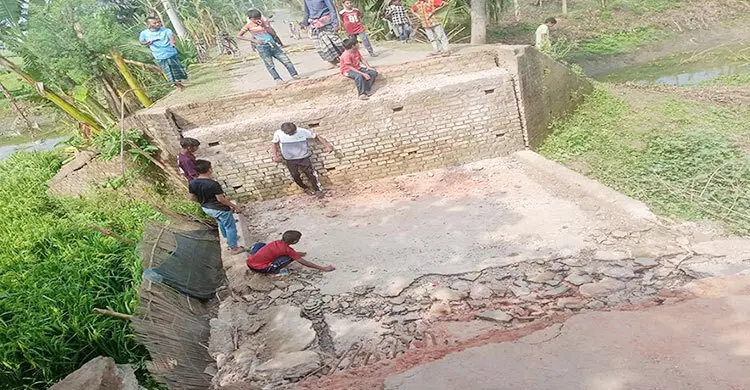 যশোরে বালুবাহী ট্রাকের ভারে ভেঙে পড়ল সেতু, বিচ্ছিন্ন ৭ গ্রামের যোগাযোগ