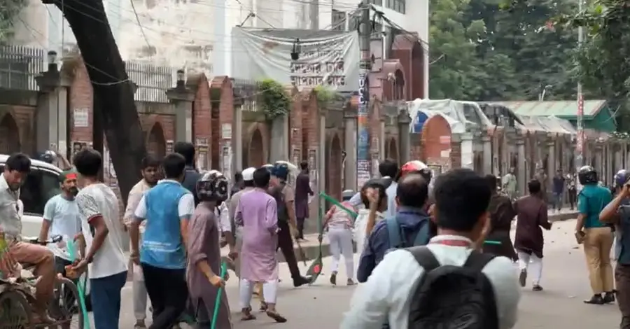 জবি-ঢাকা কলেজের পর উত্তপ্ত আলিয়া মাদরাসা, ছাত্রদল-শিবির সংঘর্ষে আহত কয়েকজন