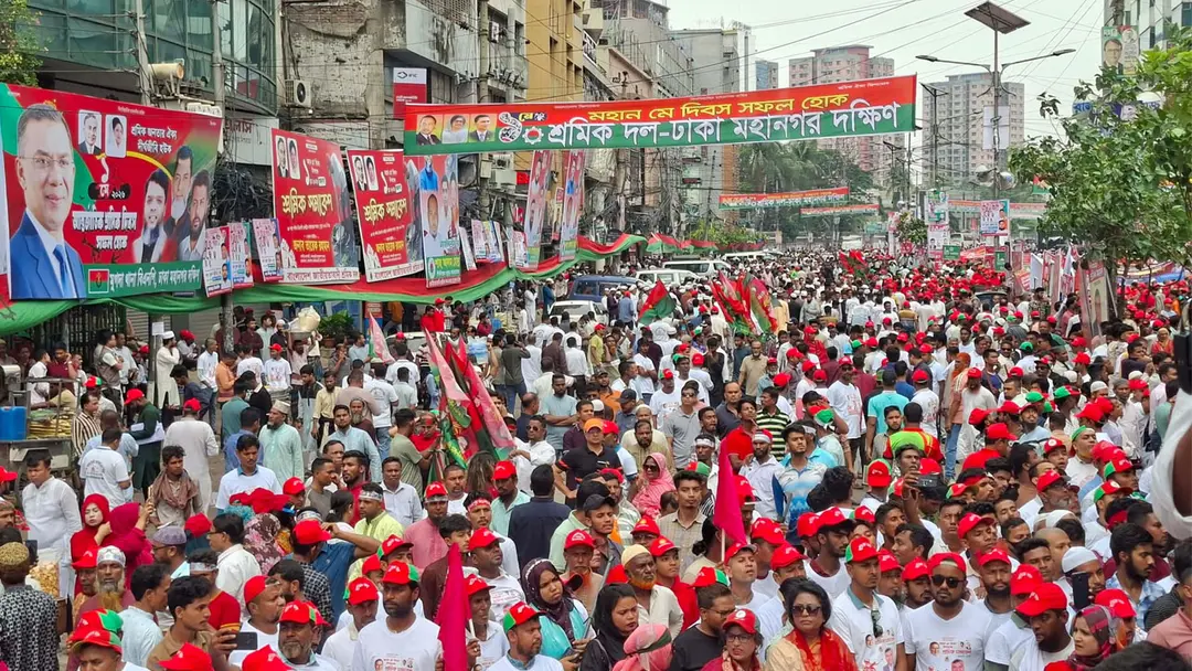 ‘আমি শ্রমিক, আমাদের নেতাও শ্রমিক’-নয়াপল্টনে মে দিবসের সমাবেশে স্লোগান