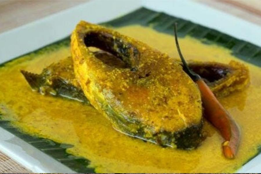 পহেলা বৈশাখে ঘরে তৈরি কলাপাতায় ভাপা ইলিশ মাছ