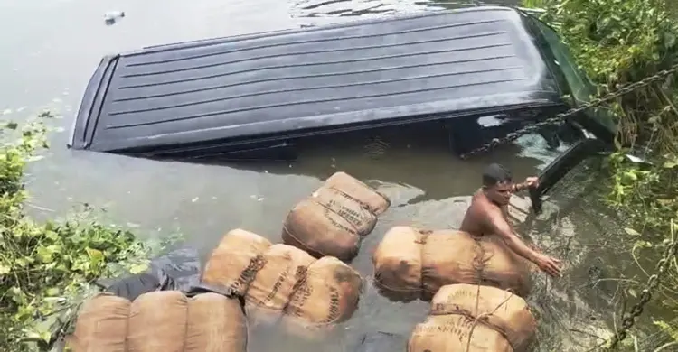 পুলিশের ধাওয়া খেয়ে পুকুরে গাঁজাবাহী মাইক্রোবাস, উদ্ধার ৯ বস্তা গাঁজা